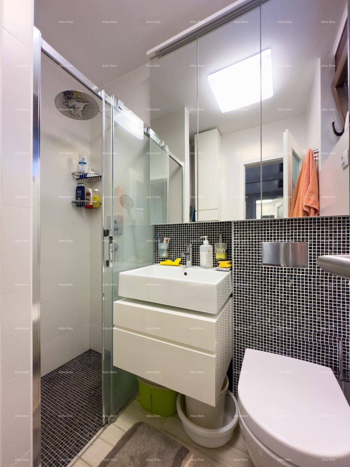Helles Badezimmer mit moderner Ausstattung, Duschkabine und integriertem Waschbecken.