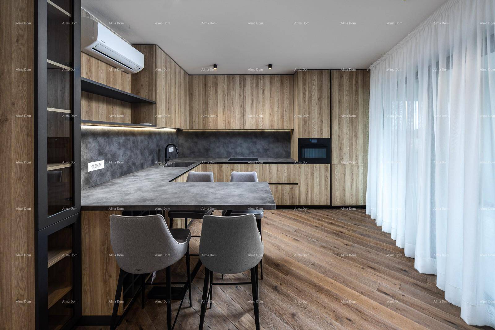 Moderne Küche mit Holzfronten, dunkler Arbeitsplatte und integriertem Essbereich.