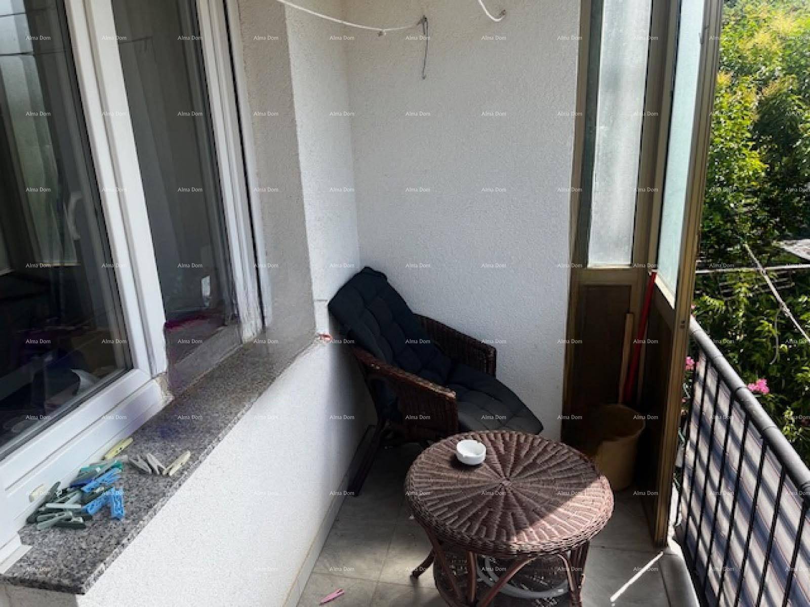 Kleiner Balkon mit gemütlichen Sitzgelegenheiten und einem angenehmen Blick ins Grüne.