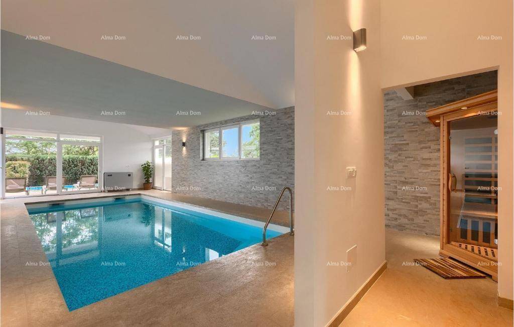 Exklusiver Innenpoolbereich mit Sauna und stilvoller Steinwand, ideal für Wellness und Entspannung.