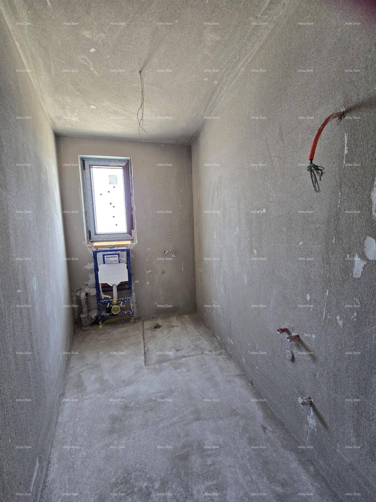 Unfertiges Badezimmer mit Fenster und sichtbaren Installationen für Toilette und Waschbecken.