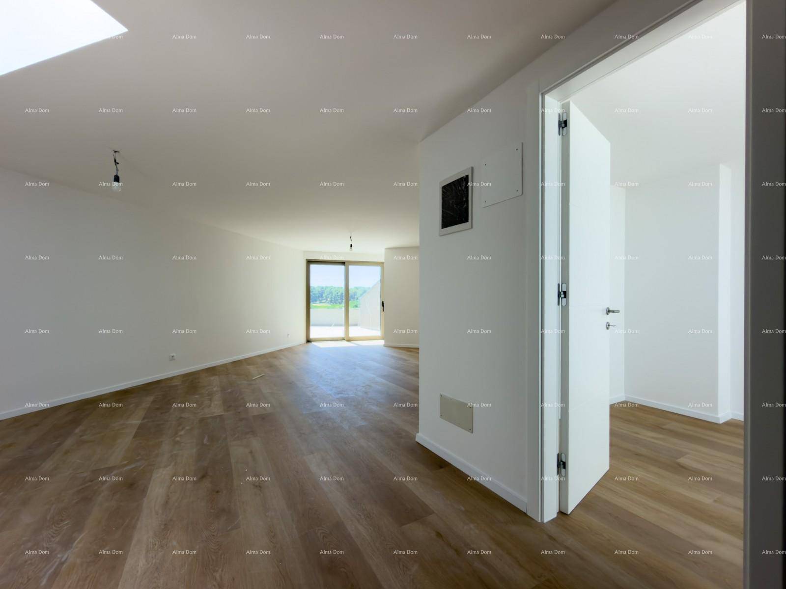 Großer, heller Wohnbereich mit Holzboden, Oberlicht und Schiebetür zur Terrasse.