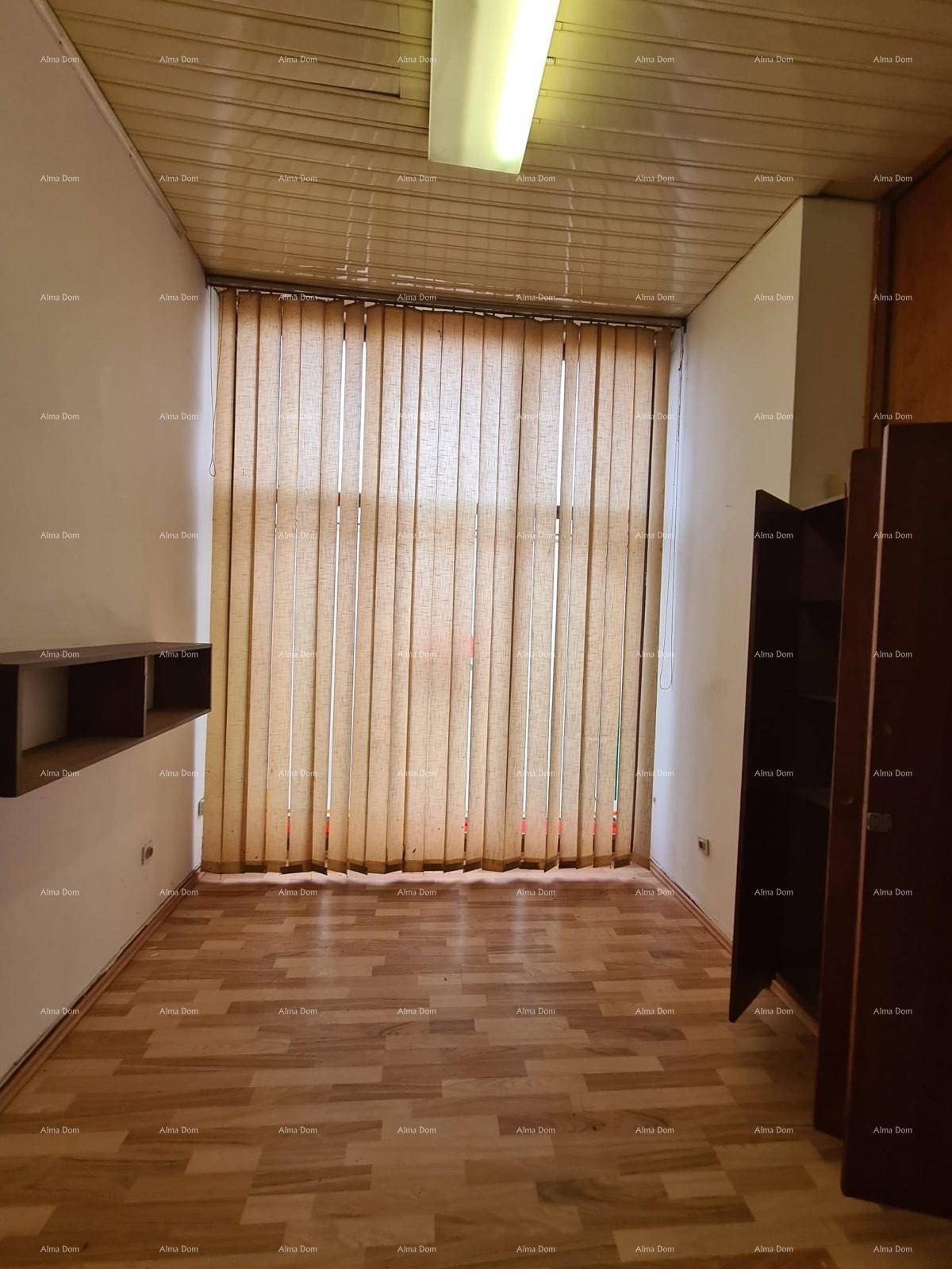 Kleiner Raum mit Holzboden, vertikalen Jalousien und einer Holzdecke, ideal als Büro.