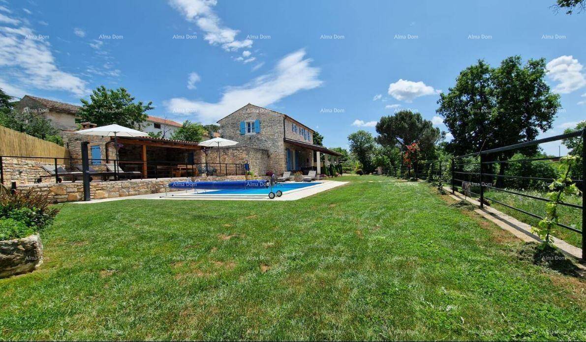 Großzügiger Garten mit Pool und traditionellem Steinhaus, umgeben von viel Grün und Natur.