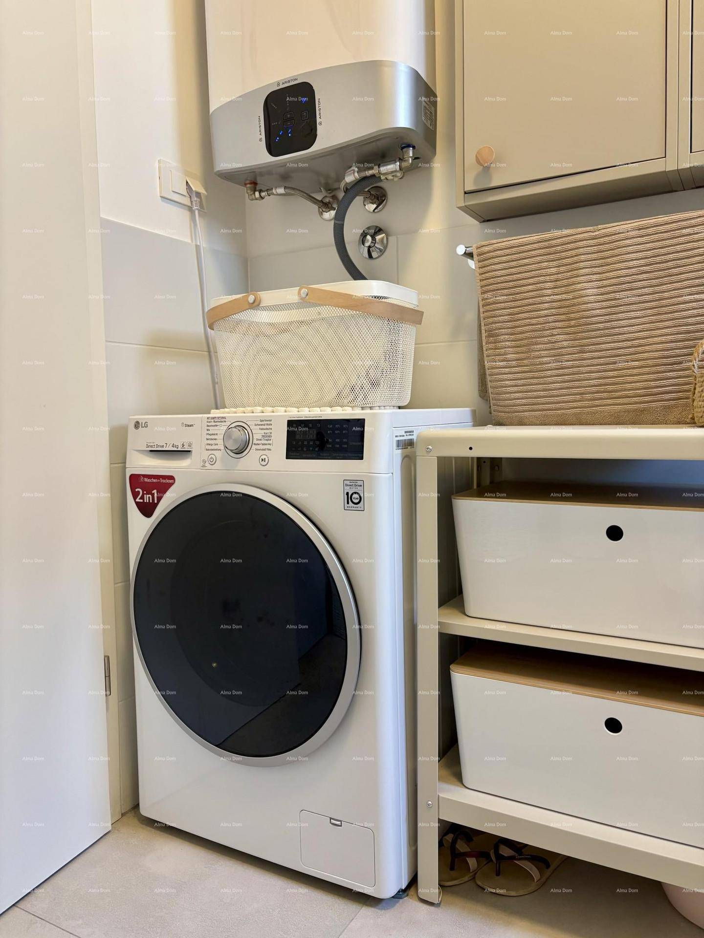 Detailansicht der modernen Waschmaschine im Badezimmer.