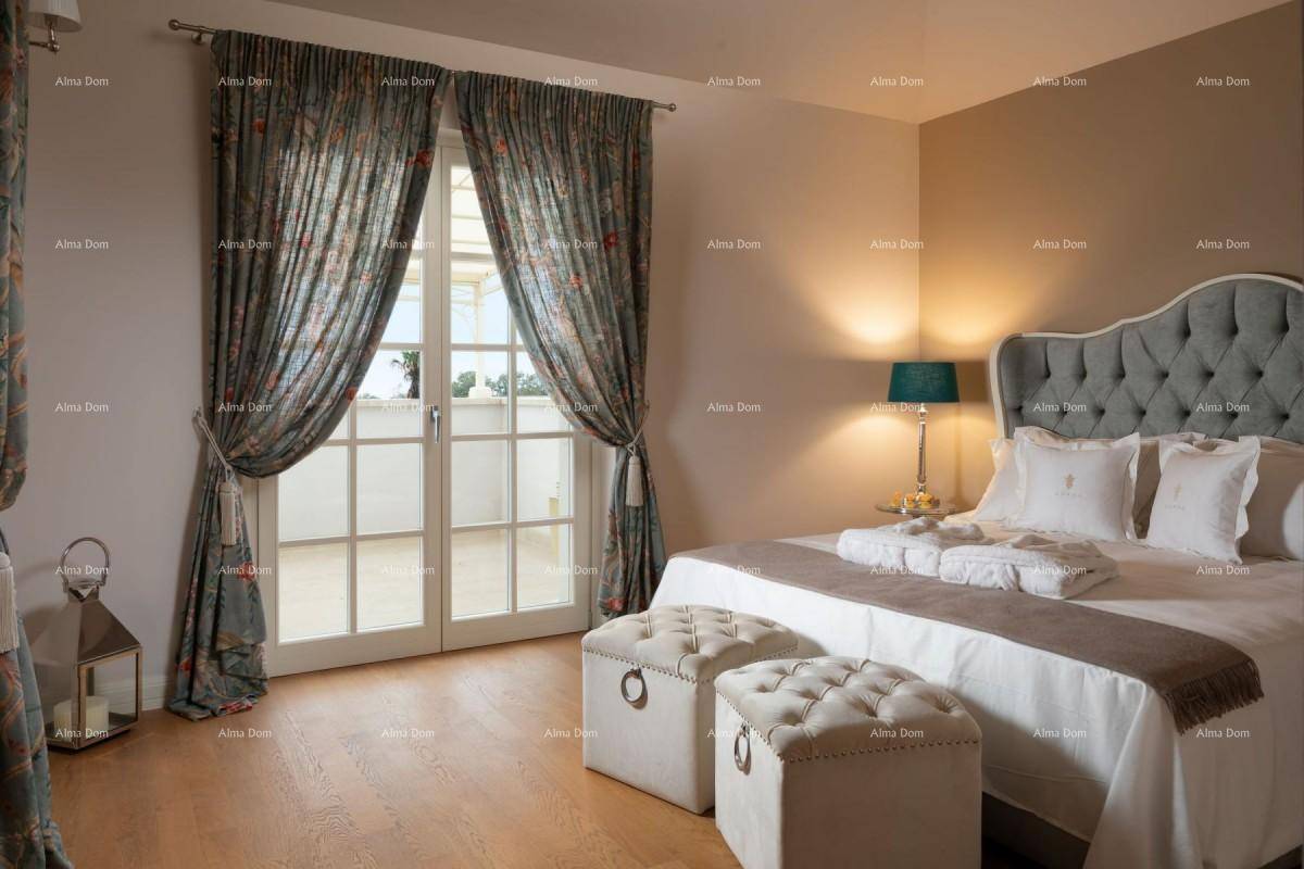 Gemütliches Schlafzimmer mit Zugang zu einem Balkon und stilvollen Vorhängen.