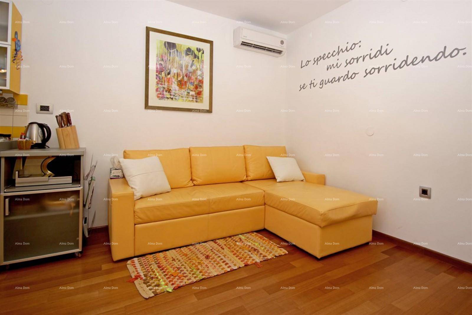 Helles Wohnzimmer mit gelbem Sofa, Holzboden und Klimaanlage.