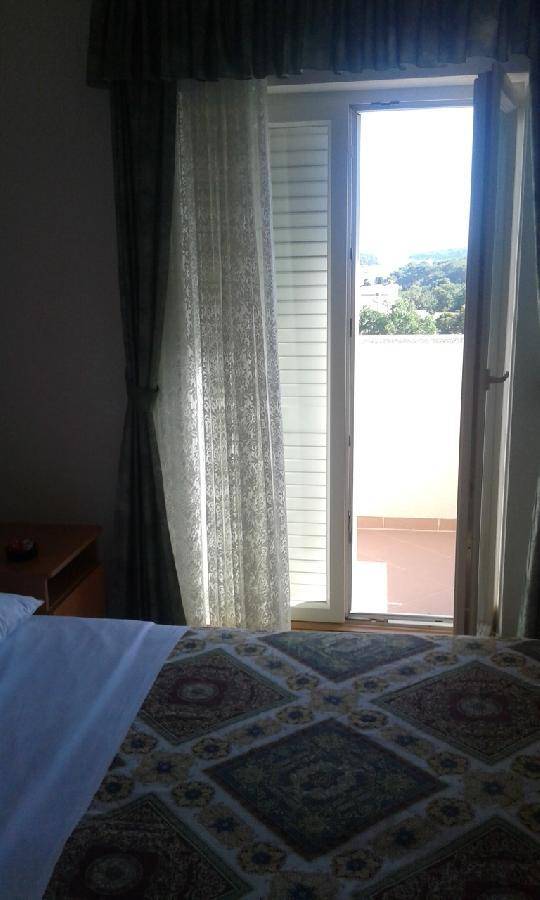 Schlafzimmer mit Zugang zu einem Balkon, der einen weiten Blick auf die Umgebung bietet. 