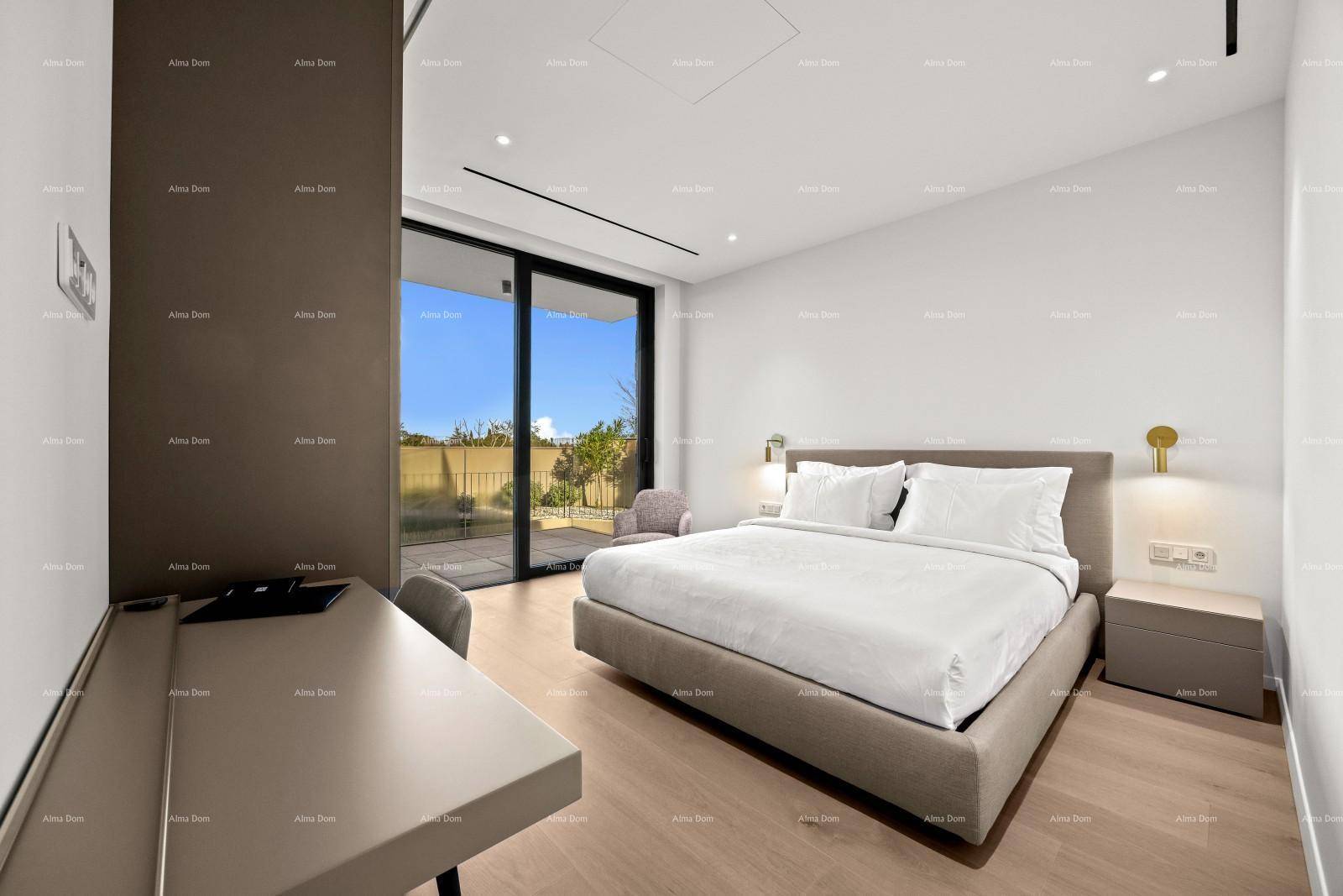 Helles Schlafzimmer mit Doppelbett, Holzboden und Zugang zur Terrasse.