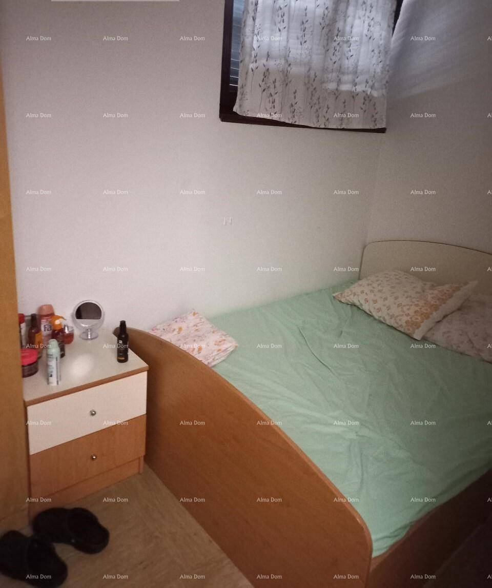 Gemütliches Schlafzimmer mit Einzelbett und Nachttisch, ideal für eine Person.