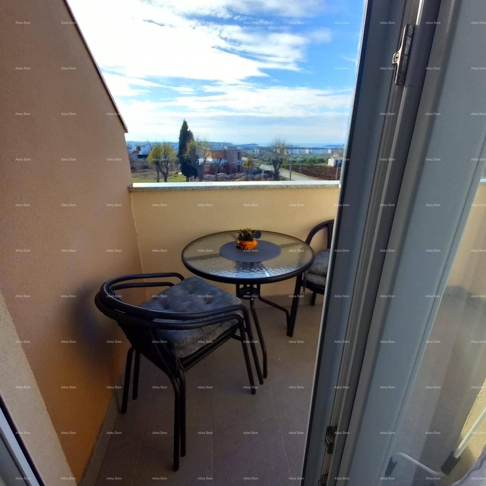 Gemütlicher Balkon mit Sitzgelegenheiten und weitem Blick in die Landschaft.