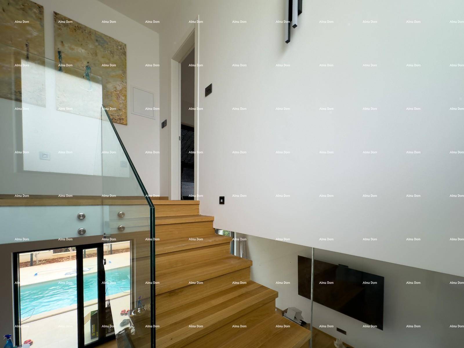Moderne Holztreppe mit Glasgeländer und Blick auf den Außenbereich mit Pool.