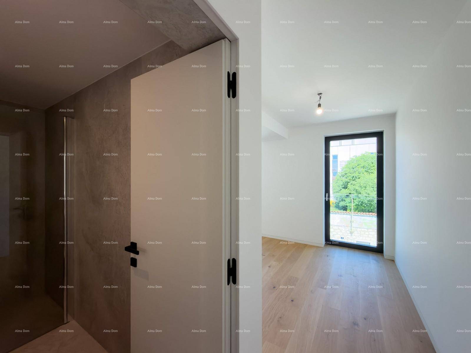 Heller Flur mit Holzboden, der zu einem Zimmer und einem modernen Badezimmer führt.