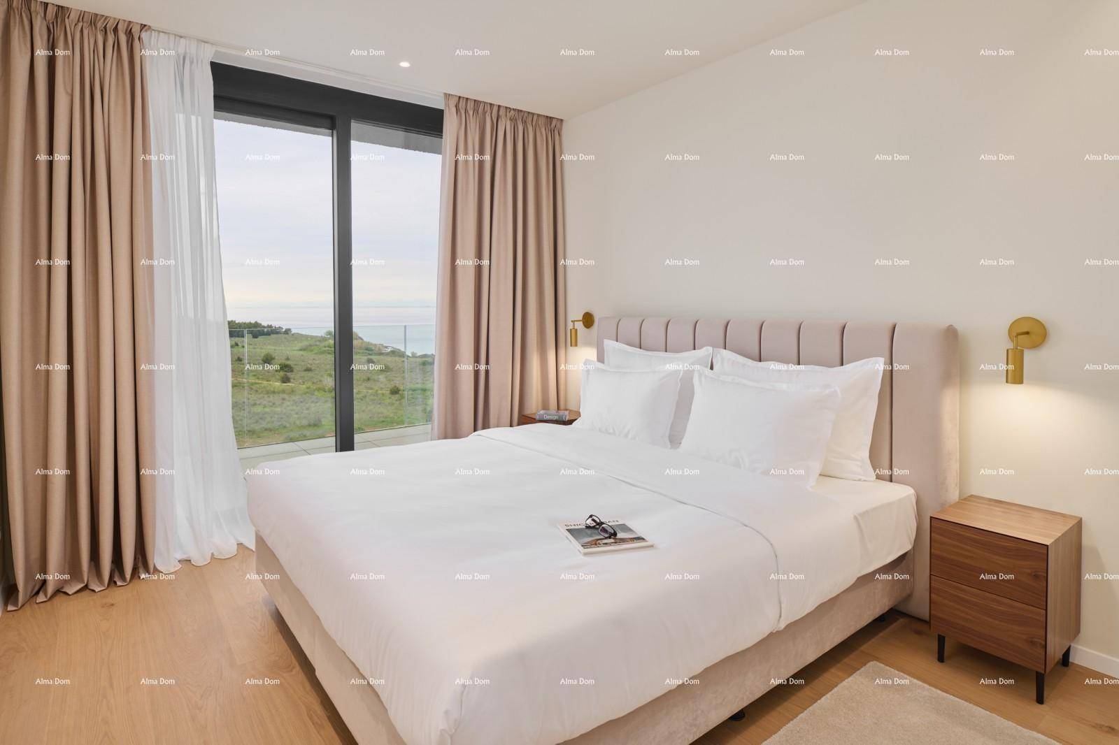 Helles Schlafzimmer mit Doppelbett, Nachttischen und großen Fenstern mit Meerblick.