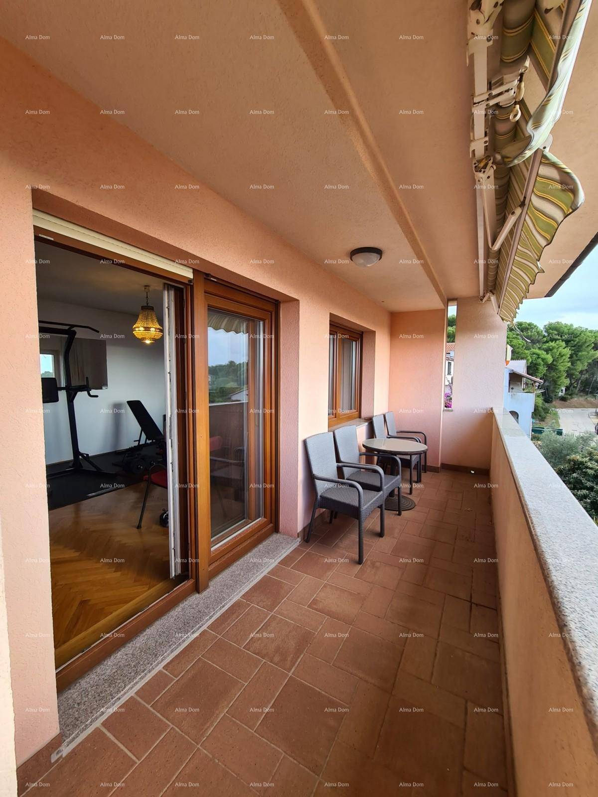 Geräumiger Balkon mit Fliesenboden und Sitzgelegenheiten, ideal zum Entspannen im Freien.