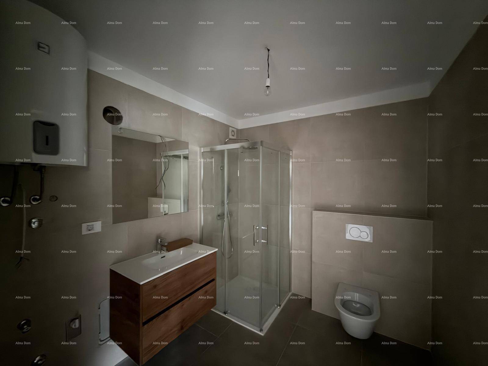 Modernes Badezimmer mit Duschkabine, Waschtisch und wandhängendem WC, teilweise fertiggestellt.