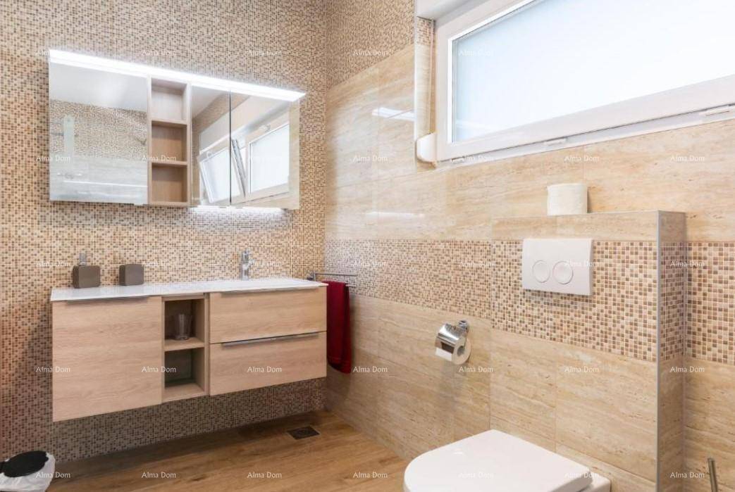 Modernes Badezimmer mit Holzwaschtisch, Spiegelschrank, Toilette und beigen Mosaikfliesen.