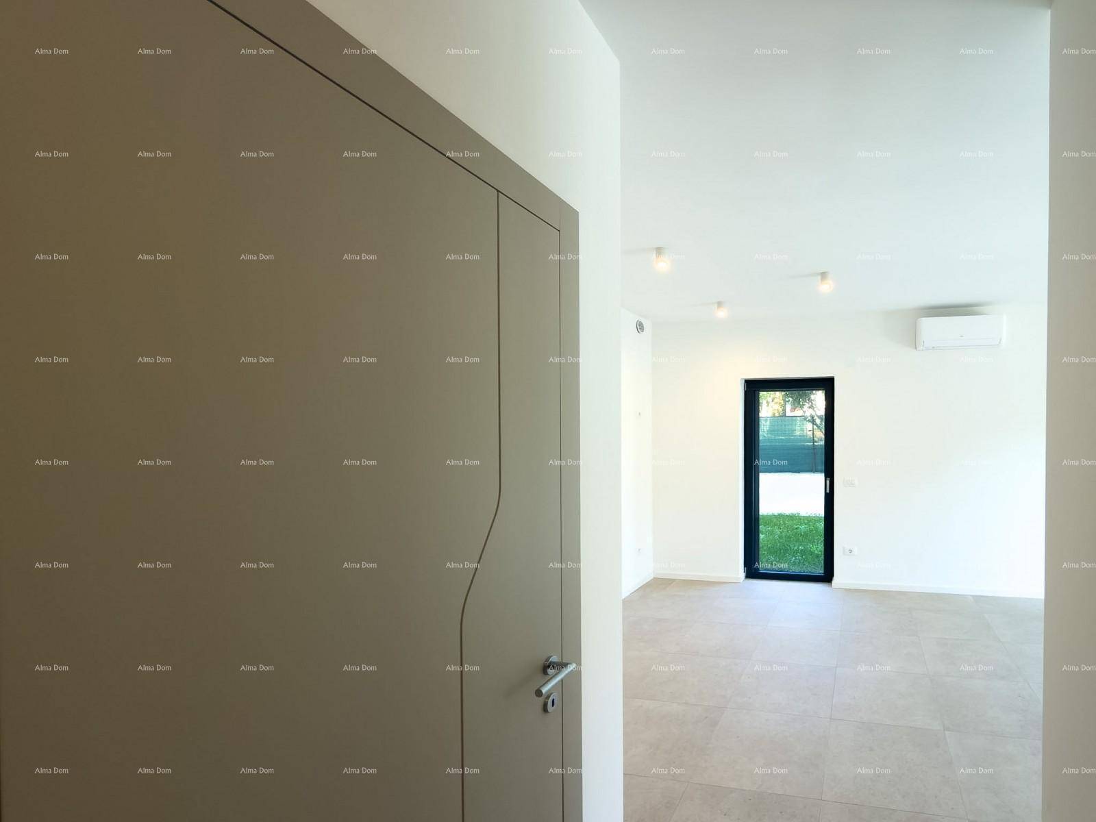 Moderner Türbereich mit Blick in einen hellen Wohnraum mit Fliesenboden.
