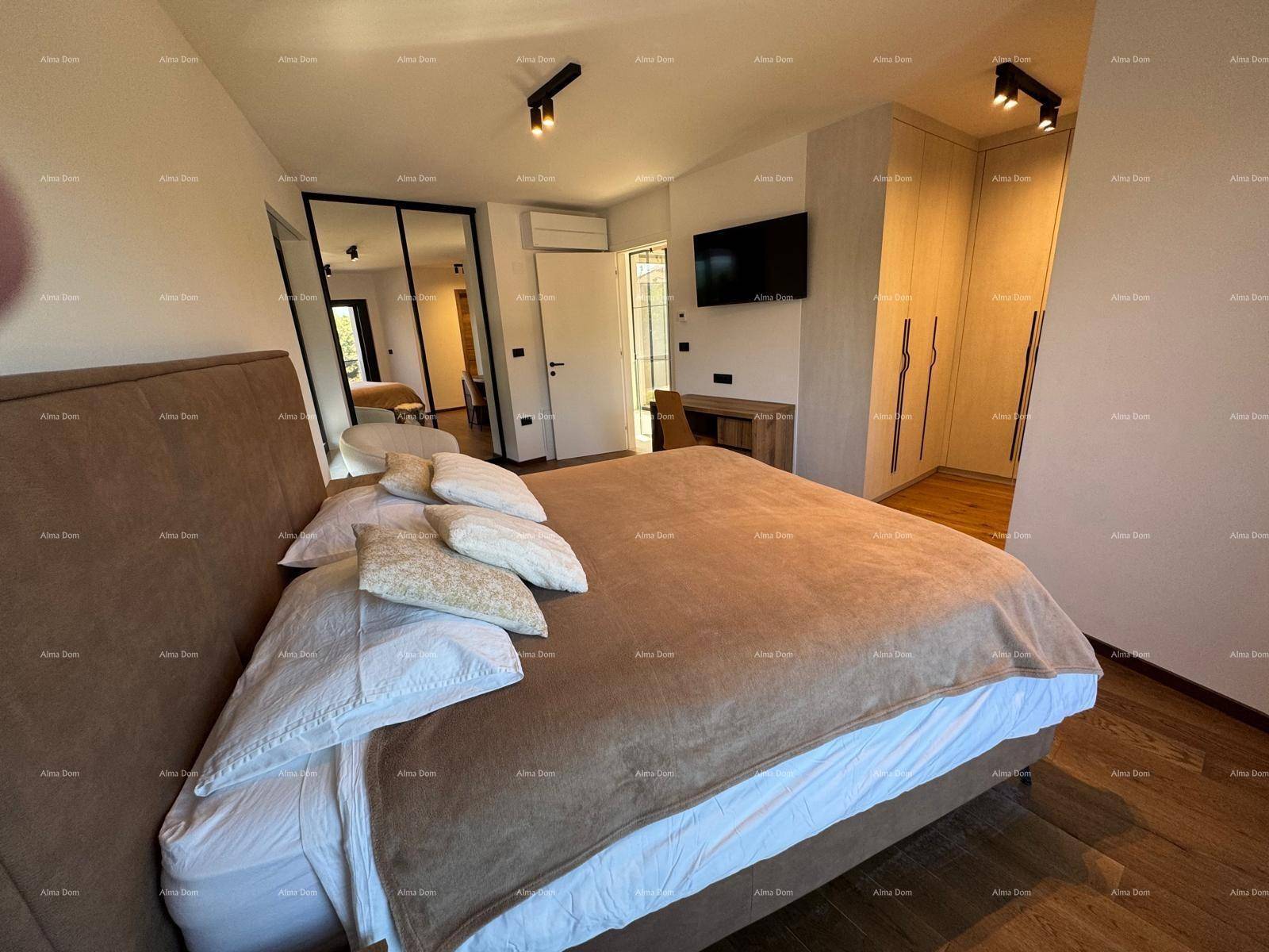 Gemütliches Schlafzimmer mit großem Bett, Holzboden und integrierten Kleiderschränken.