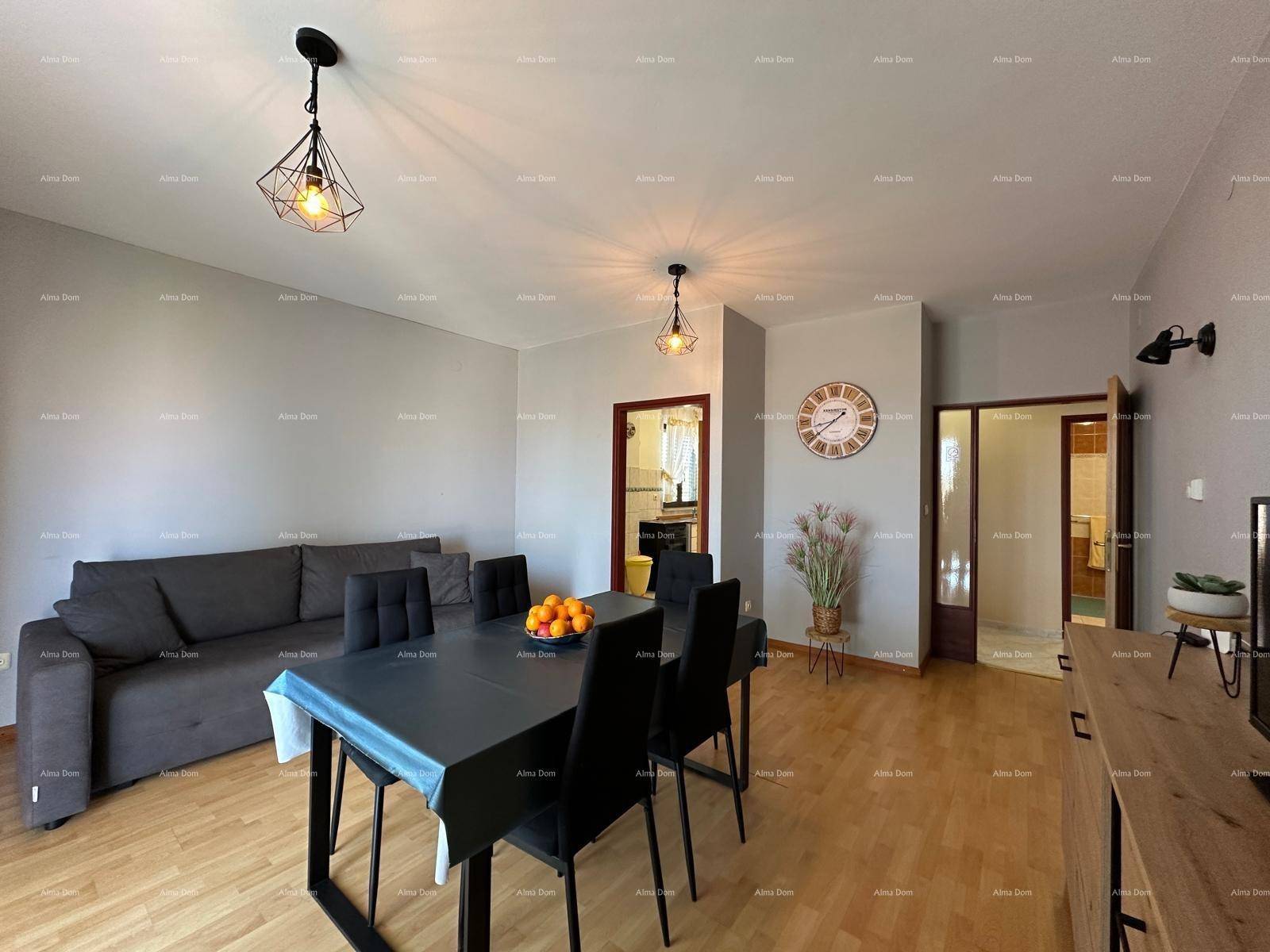 Geräumiger Wohn-Essbereich mit Holzboden, bequemer Couch und Esstisch für gesellige Runden.