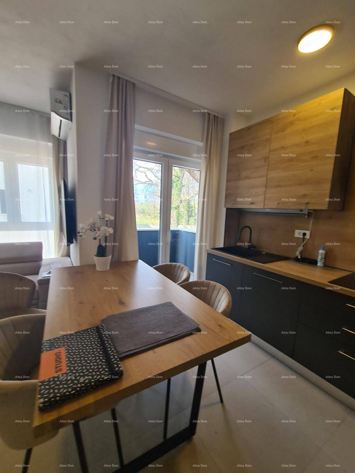 Offener Wohn- und Essbereich mit moderner Küche und direktem Zugang zum Balkon.