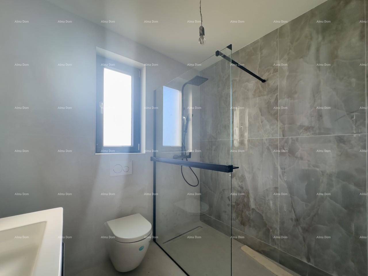 Helles Badezimmer mit großer begehbarer Dusche, Fenster und modernen Fliesen.