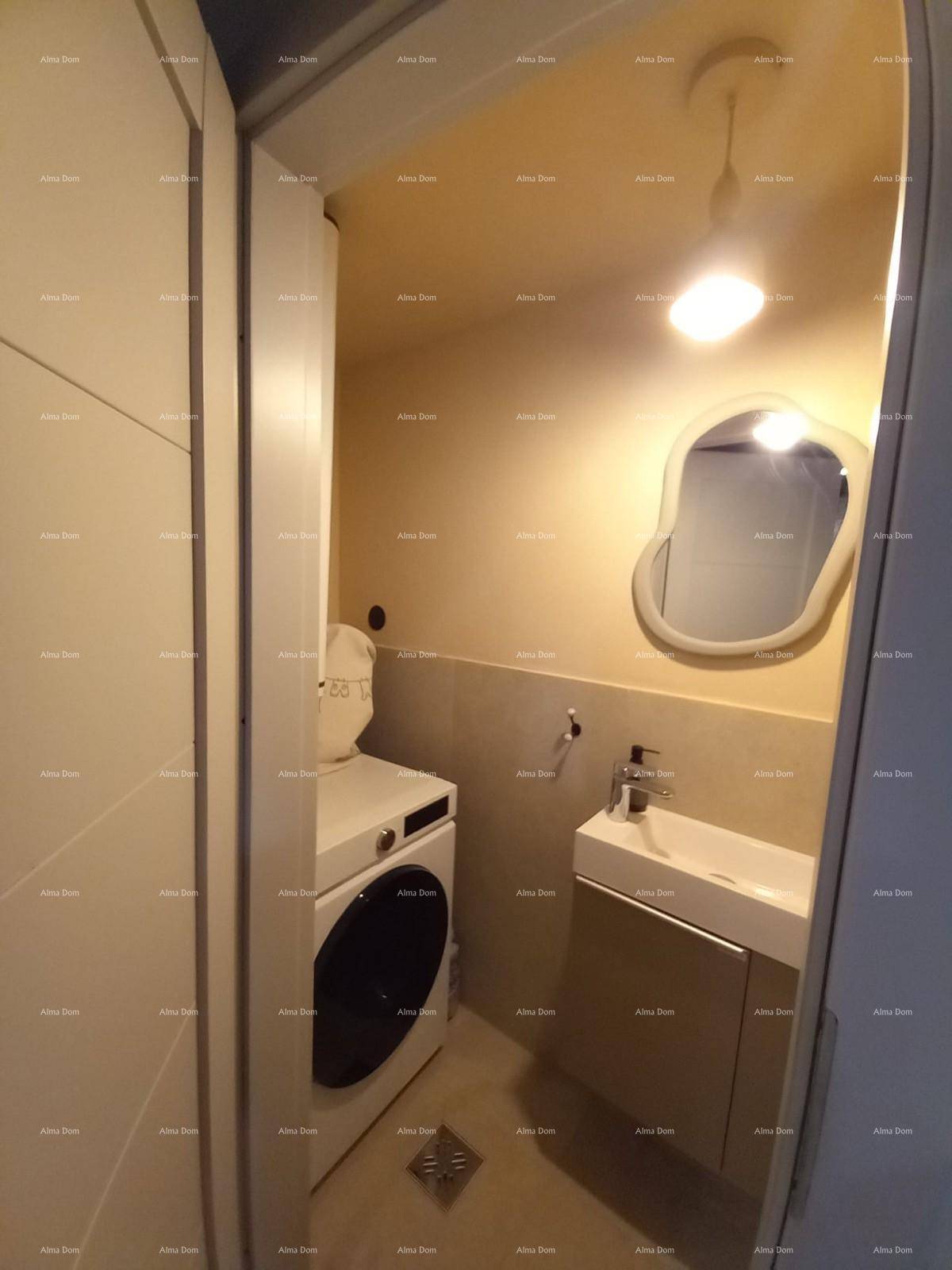 Kleiner Hauswirtschaftsraum mit Waschmaschine und modernem Waschbecken.