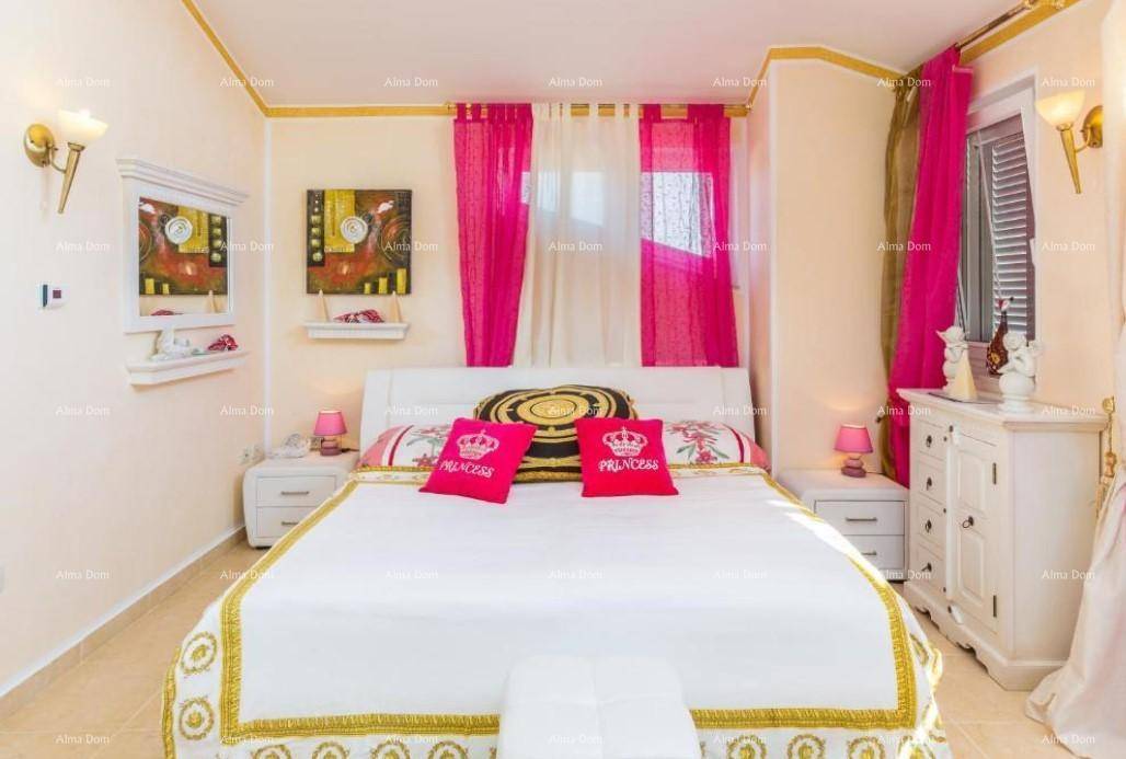 Schlafzimmer mit Doppelbett, Nachttischen und farbenfrohen Vorhängen.
