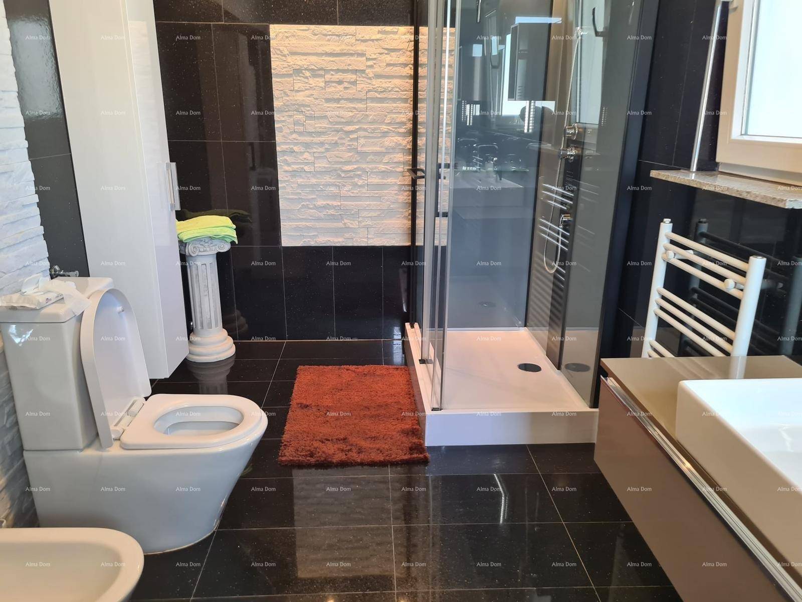 Stilvolles Badezimmer mit Duschkabine, Toilette und modernem Waschtisch, alles in dunklen Tönen.