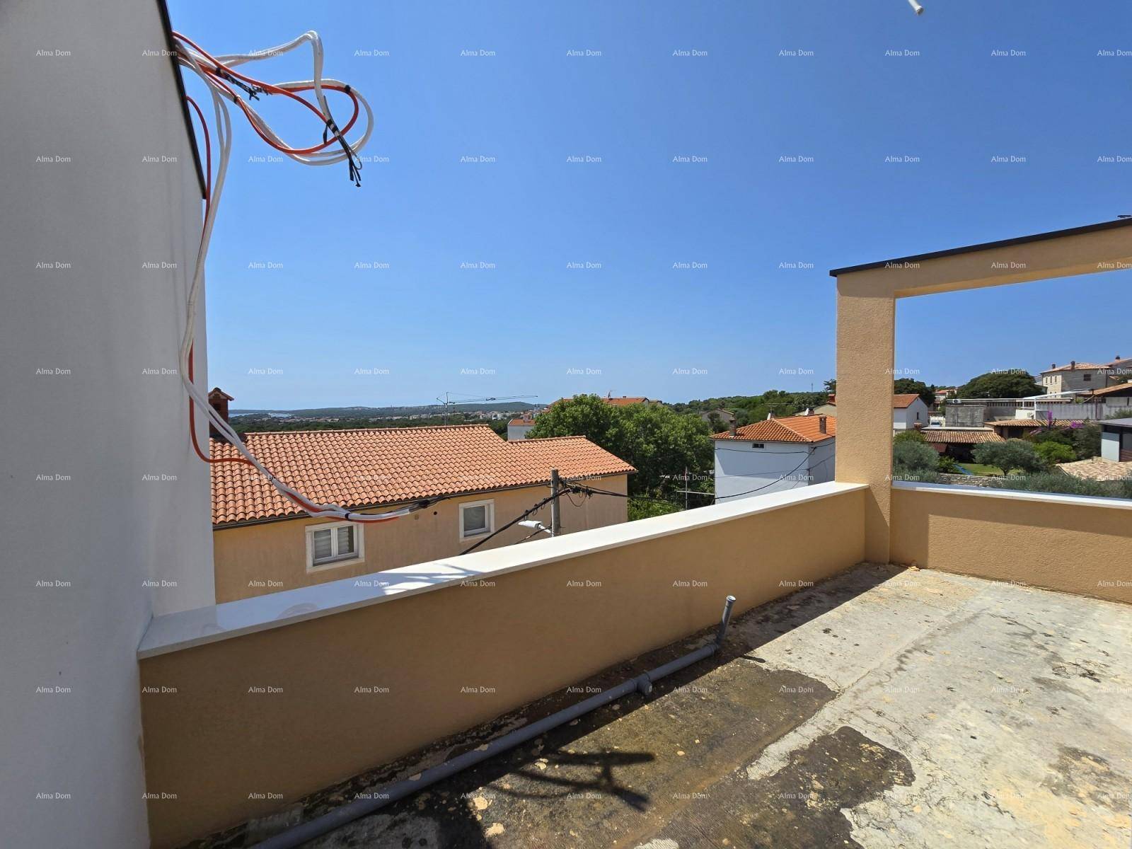 Dachterrasse im Rohbau mit weitem Blick über die Dächer und die Umgebung.