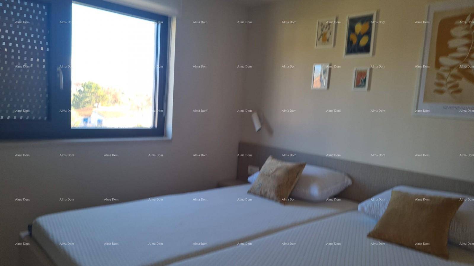 Schlafzimmer mit Doppelbett, hellem Fenster und schlichter Wanddekoration, gut beleuchtet.