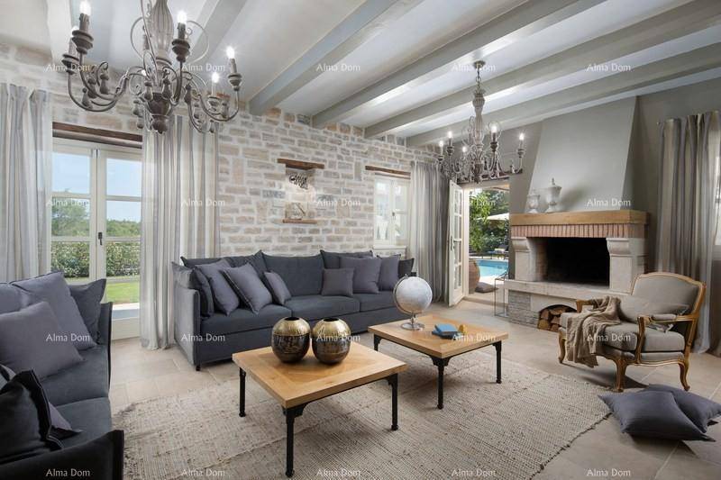 Elegantes Wohnzimmer mit Kamin, bequemen Sofas und Blick auf den Poolbereich.