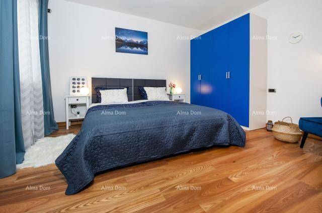 Gemütliches Schlafzimmer mit Holzboden, blauem Kleiderschrank und bequemen Bett.