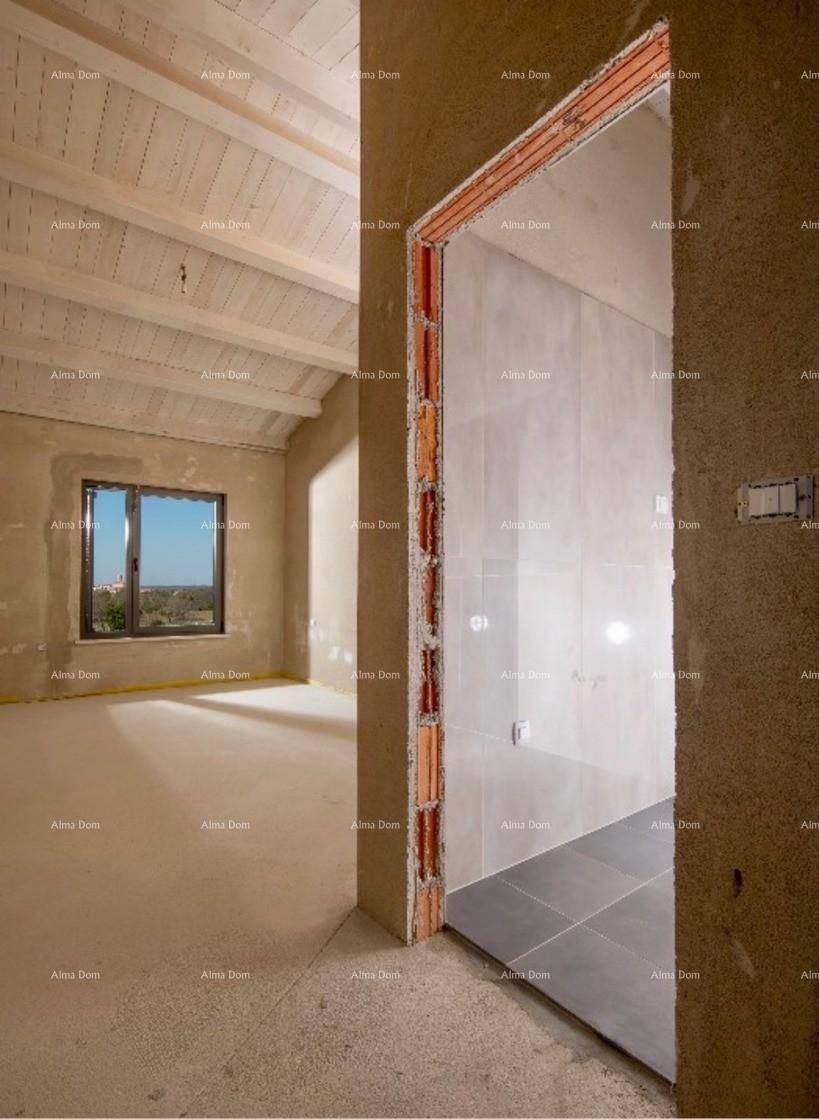 Raum im Rohbau mit Fenster und Blick nach draußen, angrenzend an ein Badezimmer im Bau.