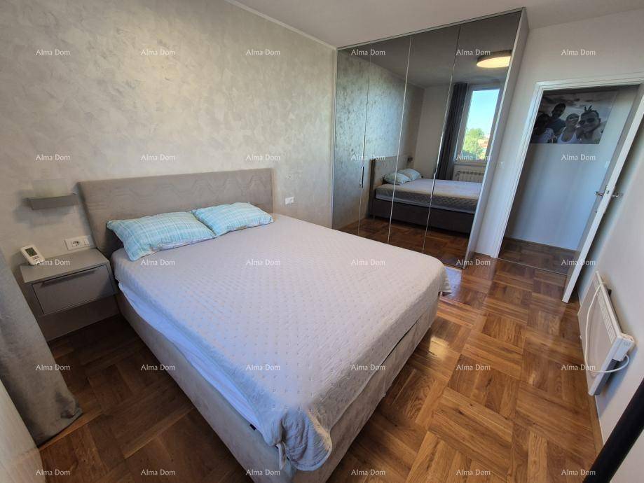 Gemütliches Schlafzimmer mit großem Bett, Spiegelschrank und warmem Parkettboden.