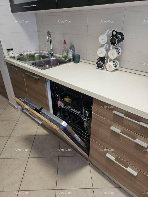 Moderne Küche mit integriertem Geschirrspüler, Doppelspüle und hellen Arbeitsplatten.
