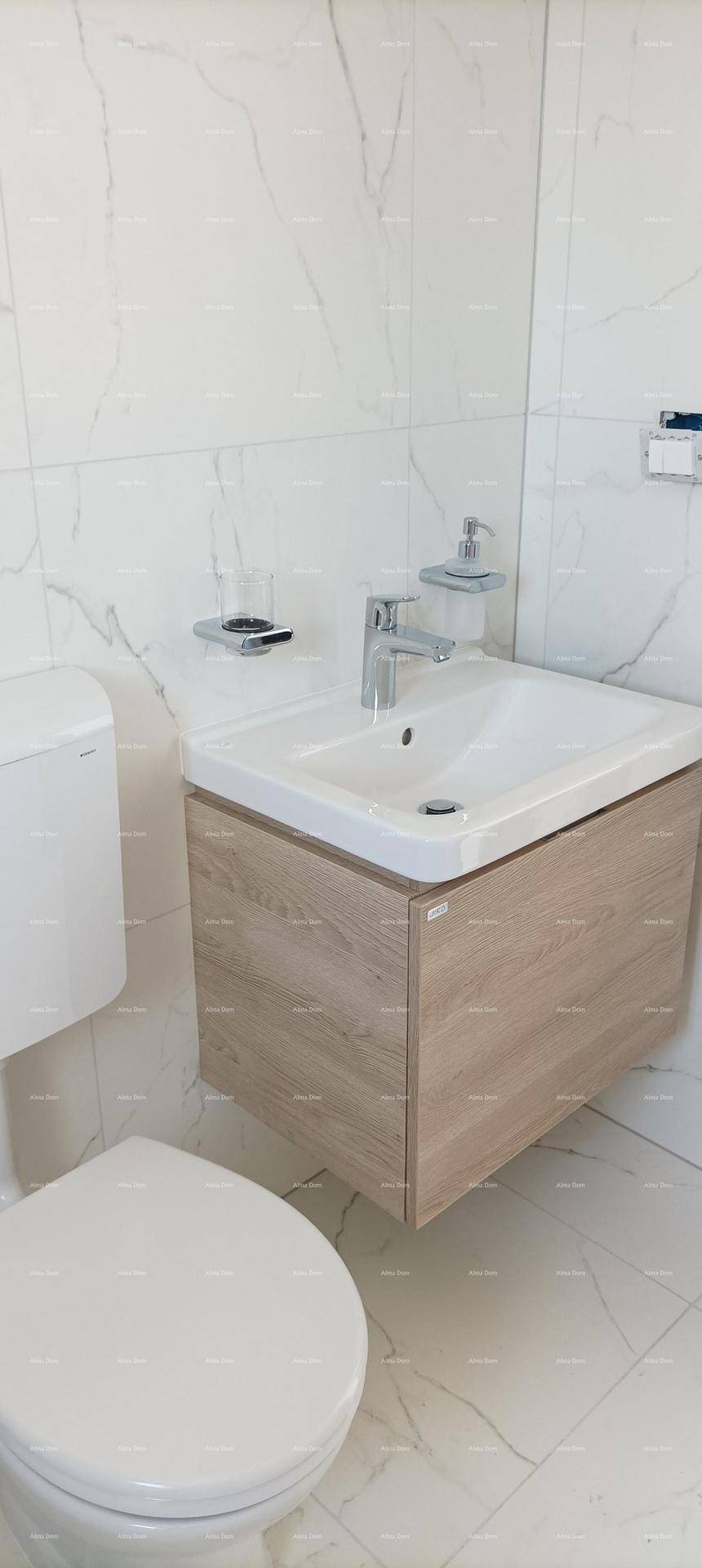 Modernes Badezimmer mit schwebendem Waschtisch, Wand-WC und weißen Marmorfliesen.
