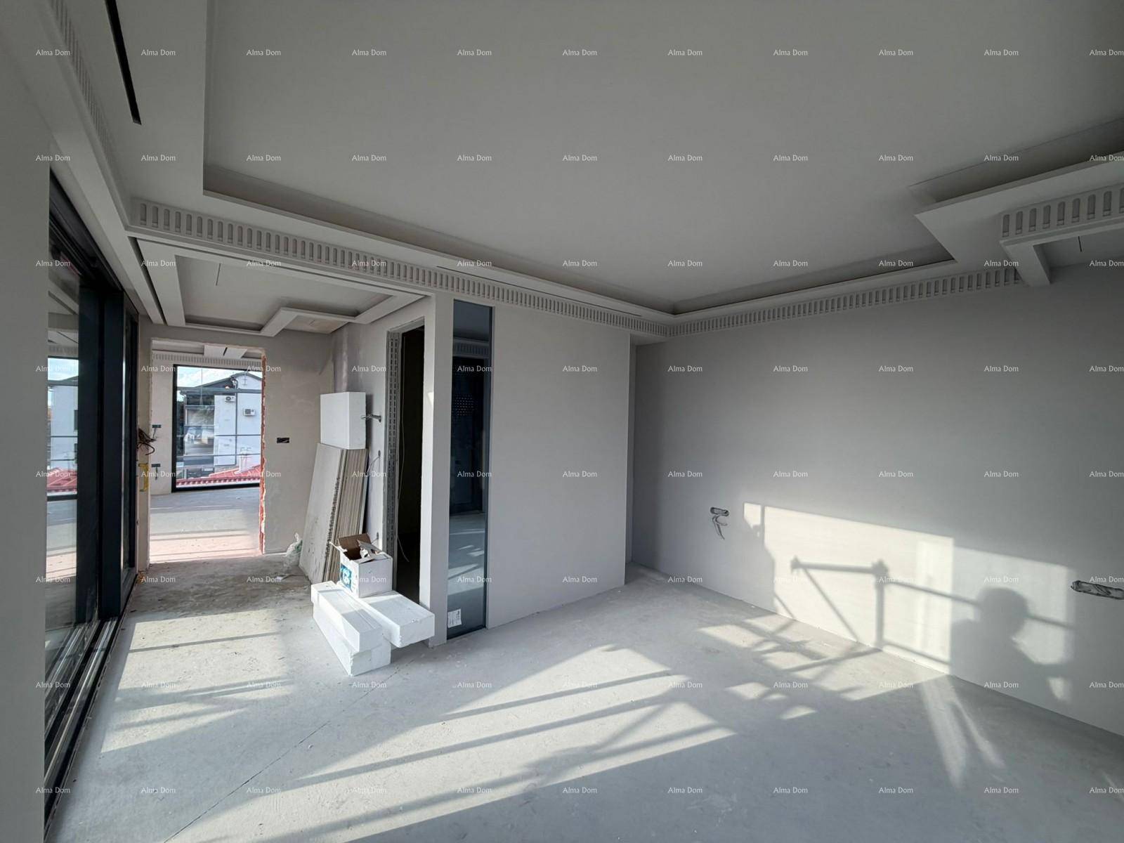 Geräumiger Rohbau-Raum mit Baumaterialien und großen Fensterflächen, die den Raum erhellen.