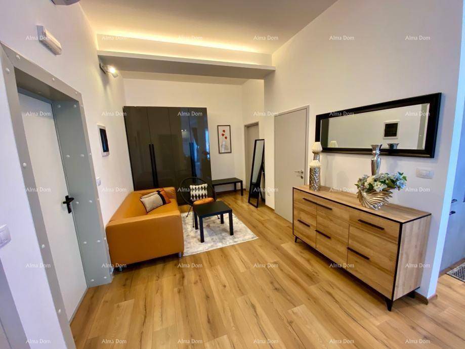 Gemütlicher Wohnbereich mit orangefarbenem Sofa, Holzkommode und großem Spiegel.
