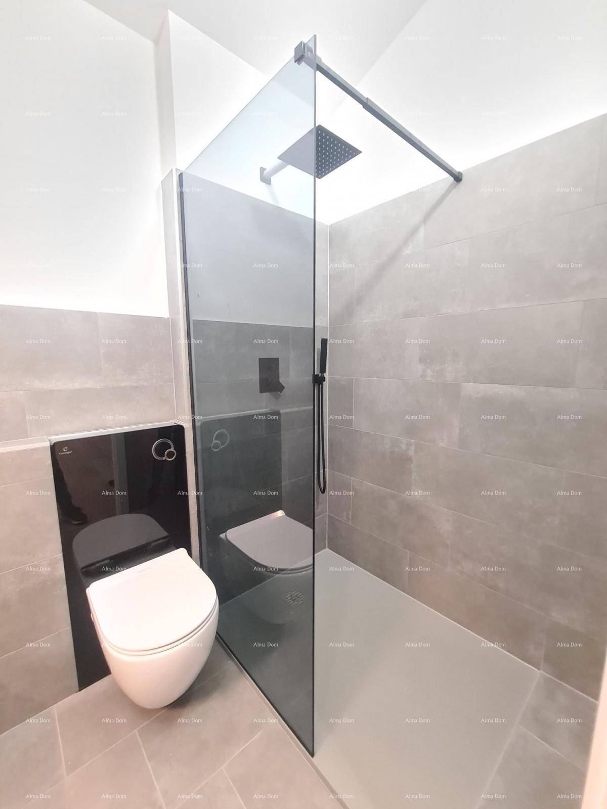 Modernes Badezimmer mit begehbarer Dusche, Hänge-WC und grauen Wandfliesen.