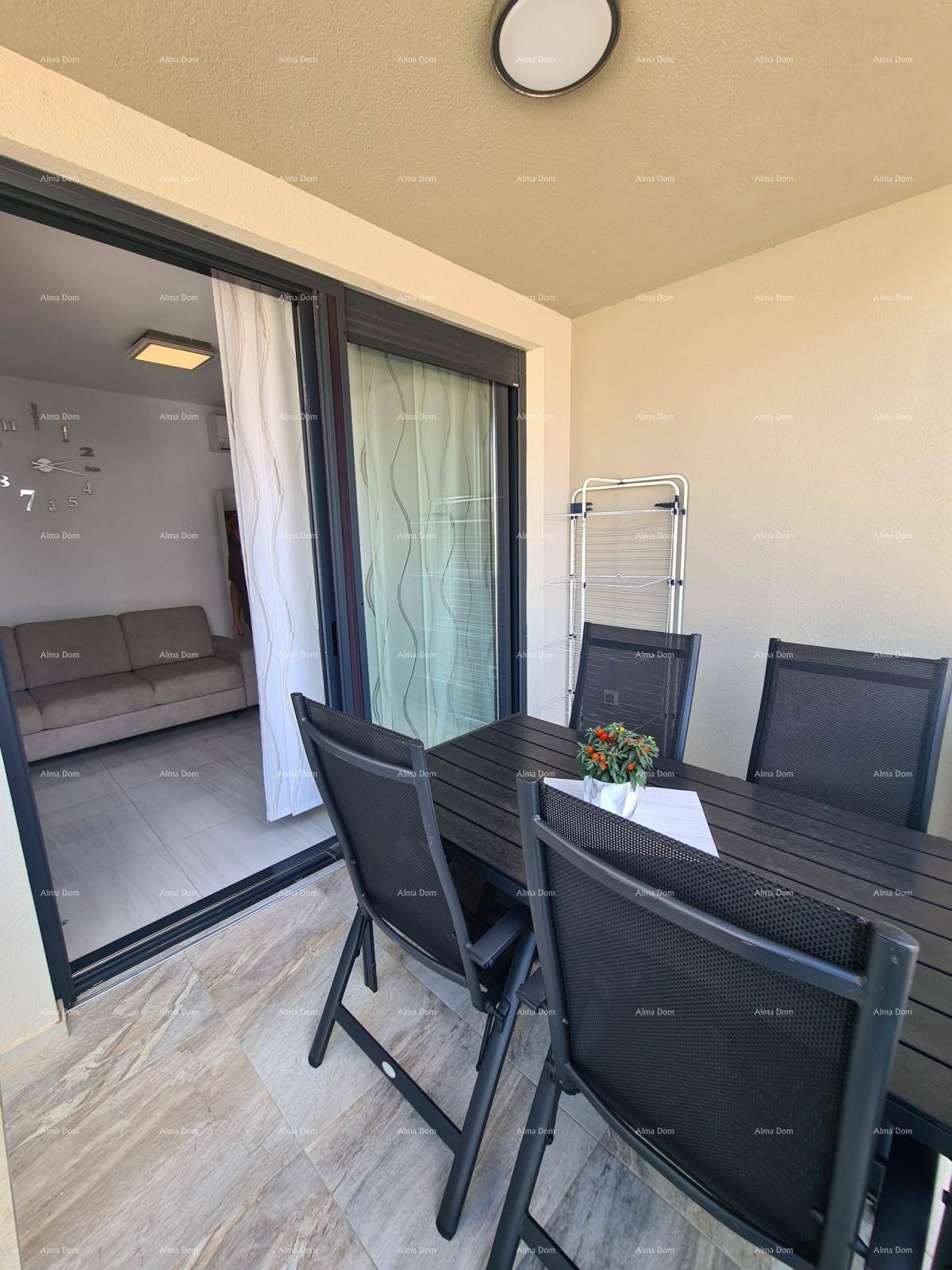 Möblierter Balkon mit Esstisch und Stühlen, ideal für Mahlzeiten im Freien.