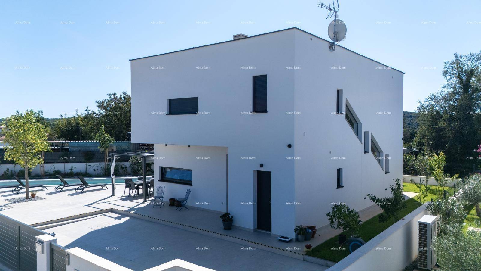 Seitenansicht der modernen weißen Villa mit minimalistischer Architektur und Klimaanlagen.