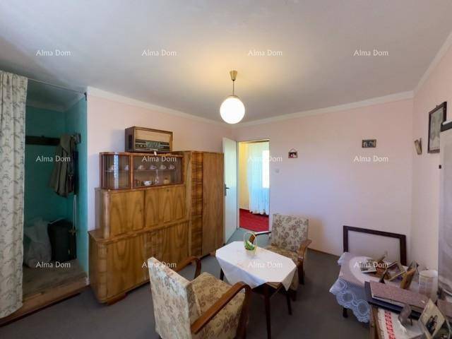 Schlaf- oder Wohnzimmer mit Holzschrank, Radio und traditionellen Möbeln.