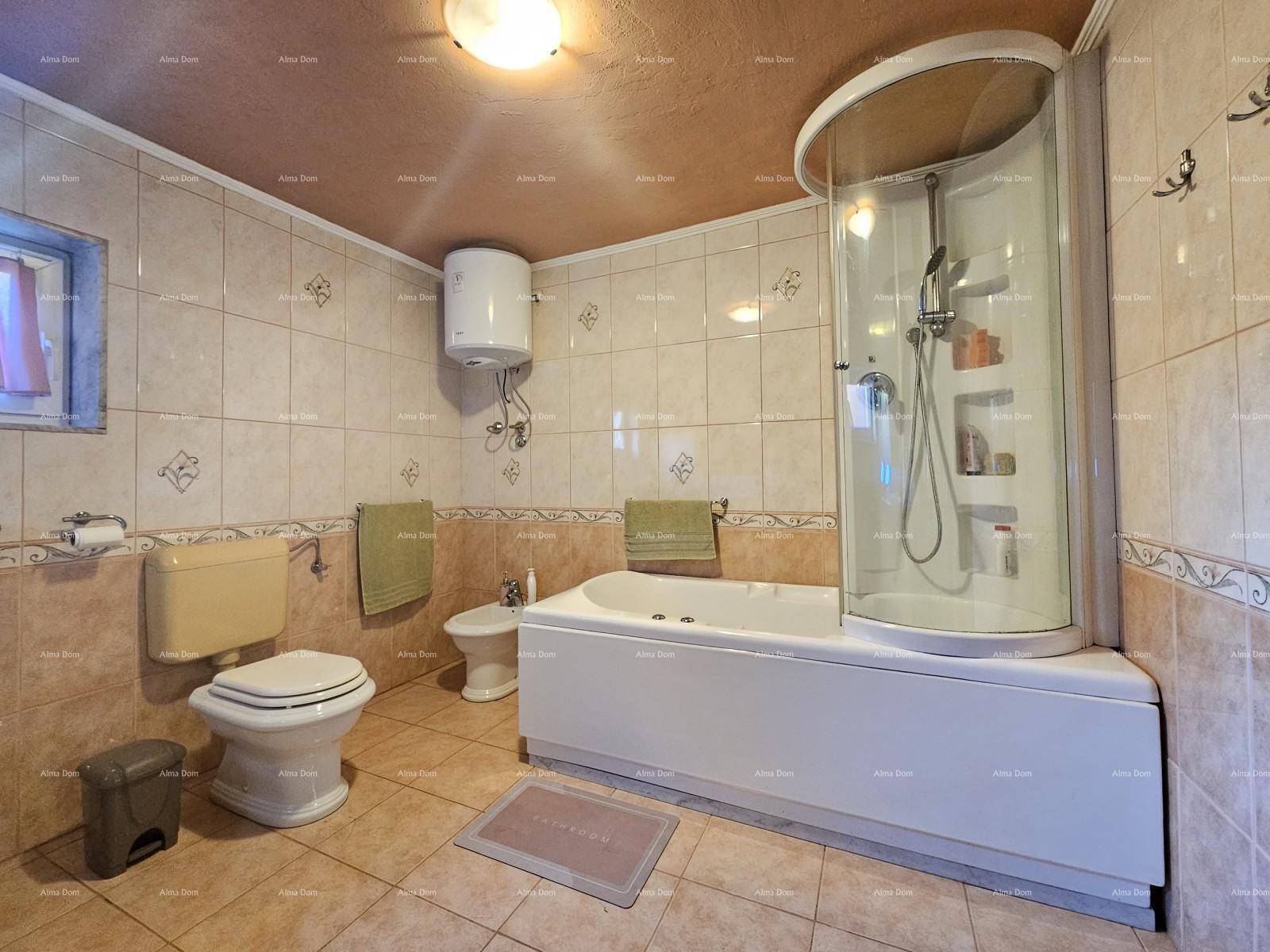 Badezimmer mit Badewanne, Duschkabine, Toilette, Bidet und beigefarbenen Fliesen an Wänden und Boden.