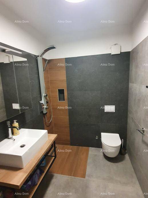 Modernes Badezimmer mit großer Dusche, WC und Waschbecken, graue und holzfarbene Fliesen.