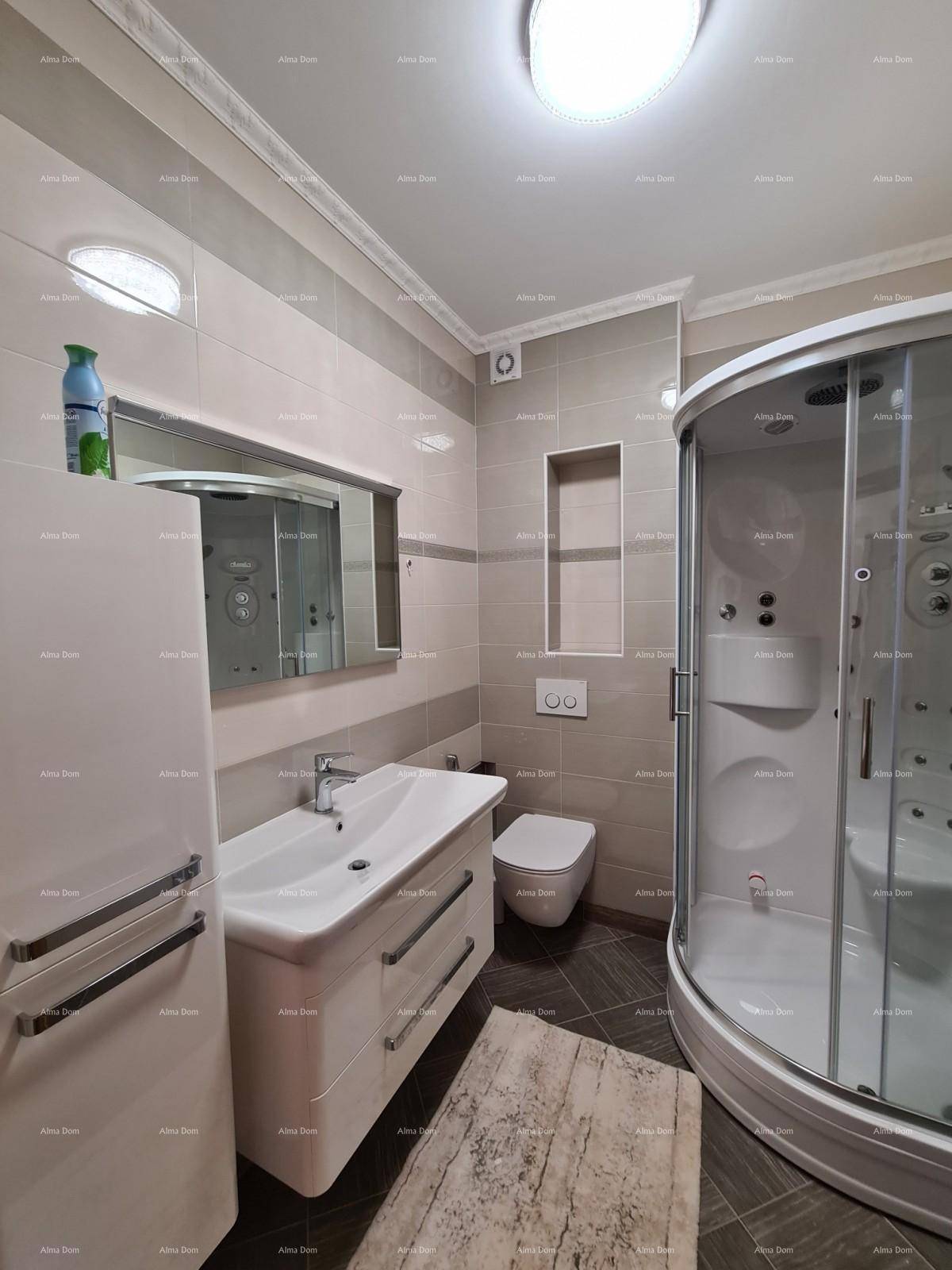 Modernes Badezimmer mit Duschkabine, Waschbecken mit Unterschrank und Wand-WC.