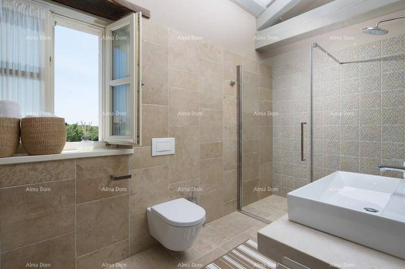 Modernes Badezimmer mit beigefarbenen Fliesen, ebenerdiger Dusche und einem Fenster für Tageslicht.