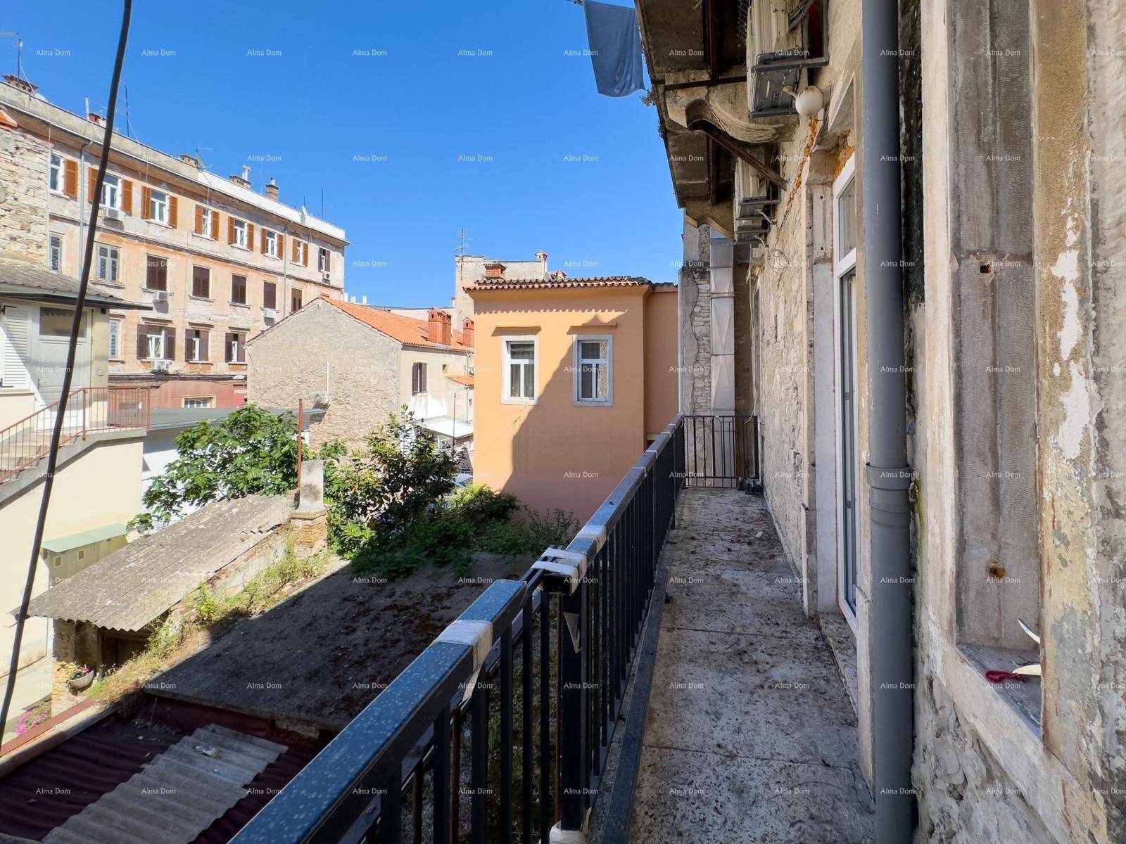 Schmaler Balkon mit Blick auf die umliegenden Gebäude und Hinterhöfe der Stadt.