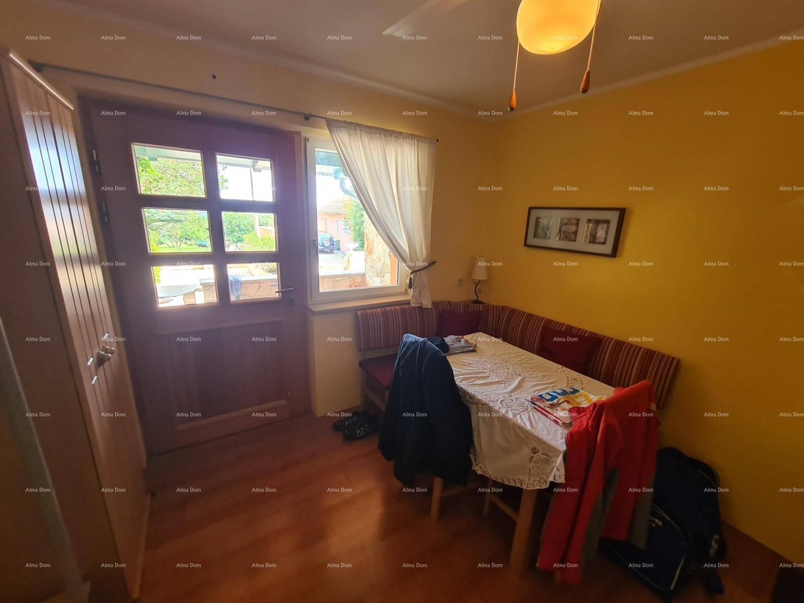 Gemütlicher Essbereich mit Holztisch, Eckbank und gelben Wänden, mit Zugang nach draußen.