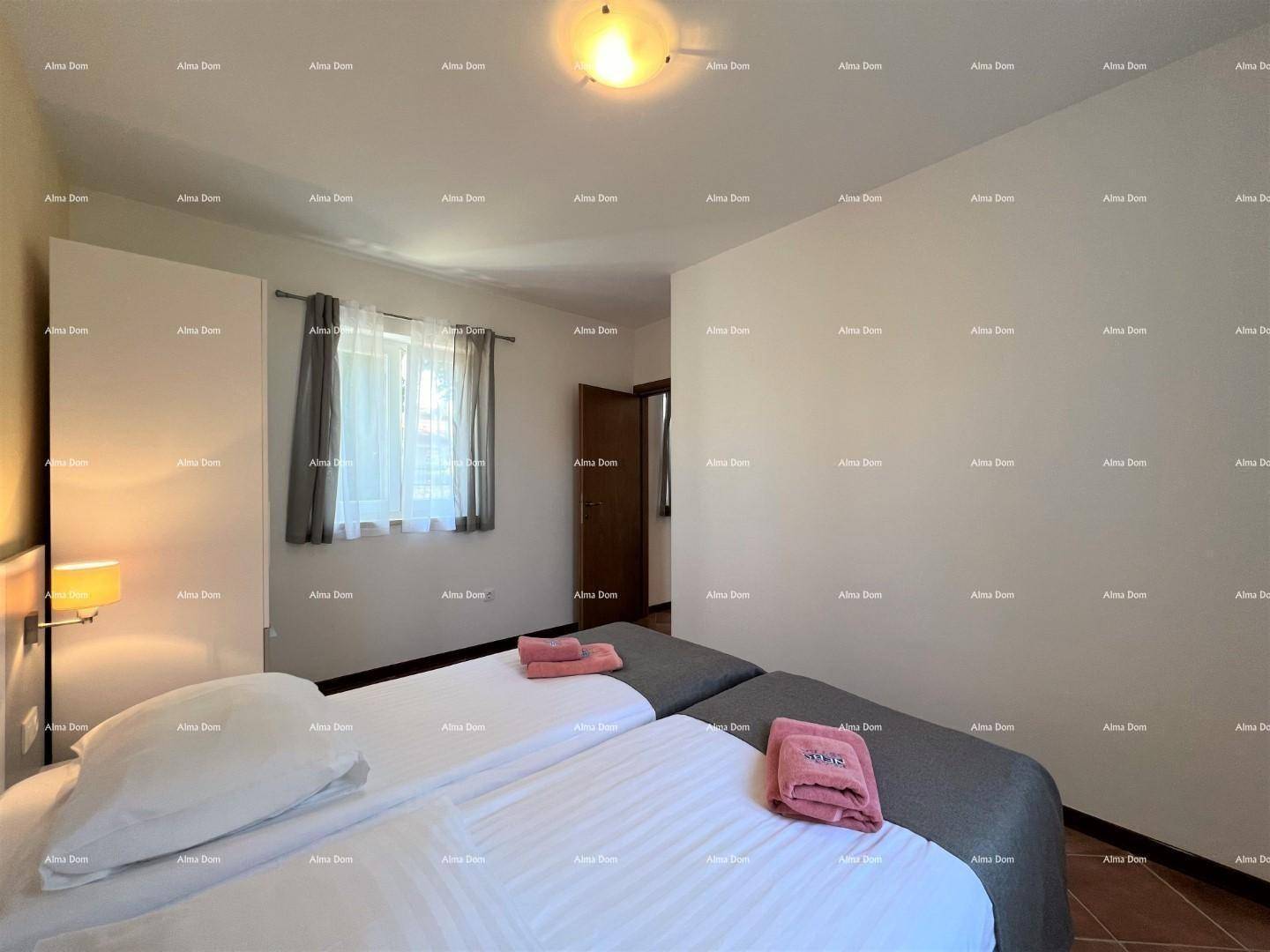 Gemütliches Schlafzimmer mit zwei Einzelbetten, Fenster und einfacher Einrichtung.